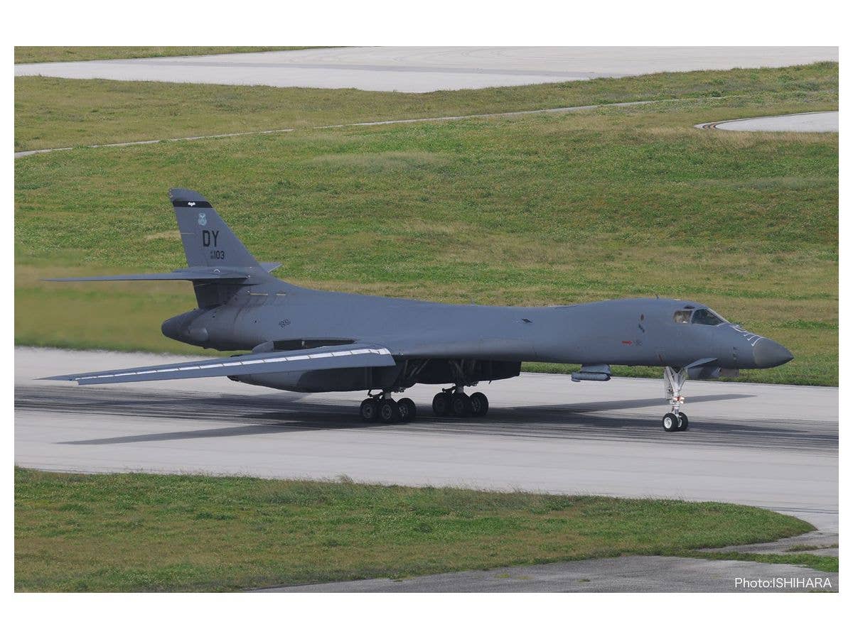 Platz 1/144 U.S. Air Force Bomber B-1B Lancer Guam Undersen AB | 4545782077902