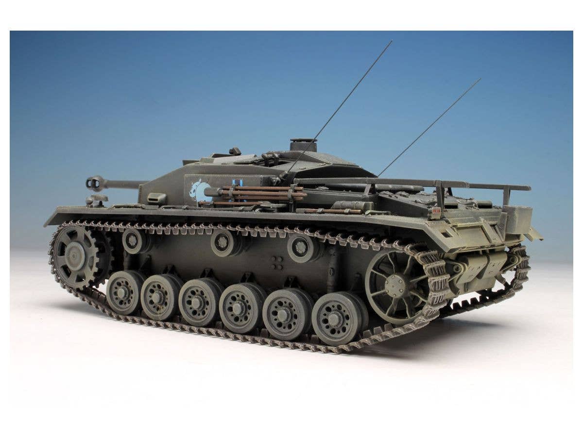 Platz 1/35 GIRLS und PANZER Sturmgeschutz III Ausf. F TEAM KABASAN Tank with Mini Prepainted Figure Set | 4545782071795