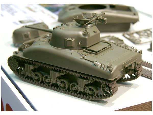 Asuka 1/35 U.S. Medium Tank M4A1 Sherman (Mid Production) | 4571229090609