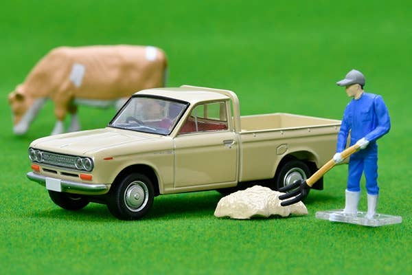 Tomica Limited Vintage 1/64 LV-195D Datsun 1300 Truck Light Brown With Figures | 4543736318361