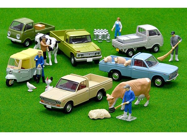 Tomica Limited Vintage 1/64 LV-195D Datsun 1300 Truck Light Brown With Figures | 4543736318361