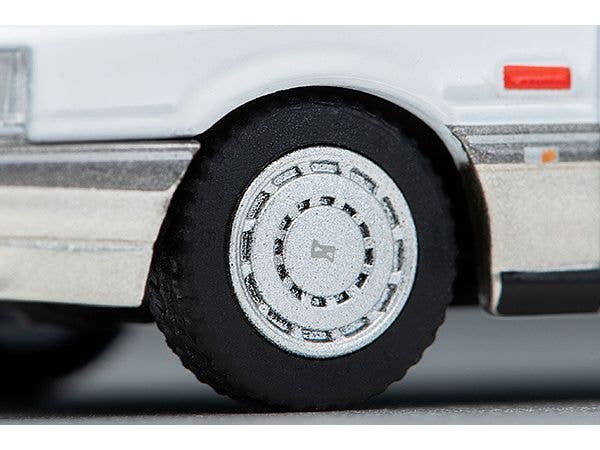 Tomica Limited Vintage 1/64 LV-N282a Nissan Skyline 4Dr HT GT Passage TwinCam 24V White/Beige 1986 | 4543736320401