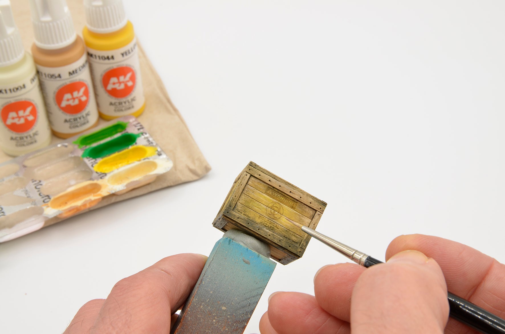 AK Interactive 1/35 Wooden Box 004 Biohazard, 3 Units | 8435568328952