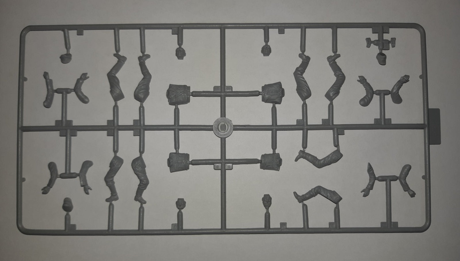 ICM 1/35 Lastkraftwagen 3,5 t AHN with German Drivers | 4823044405923