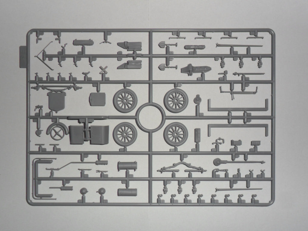 ICM 1/35 Model T 1917 Ambulance with US Medical Personnel | 4823044404506