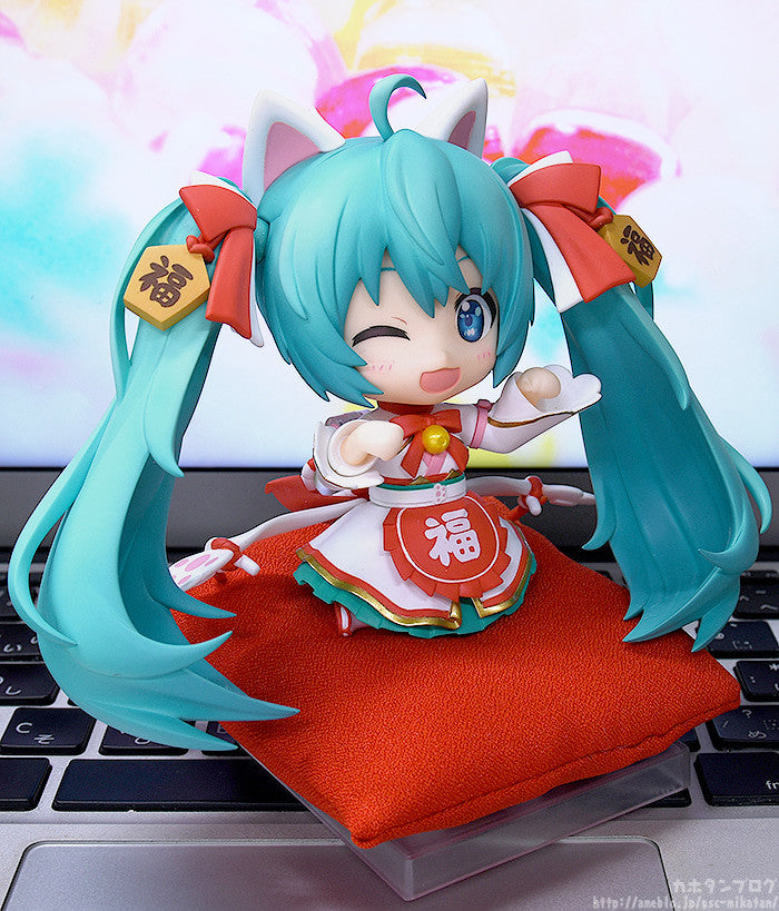 Character Vocal Series 01: Hatsune Miku Maneki Miku Ver. Nendoroid Doll | 4580590127401