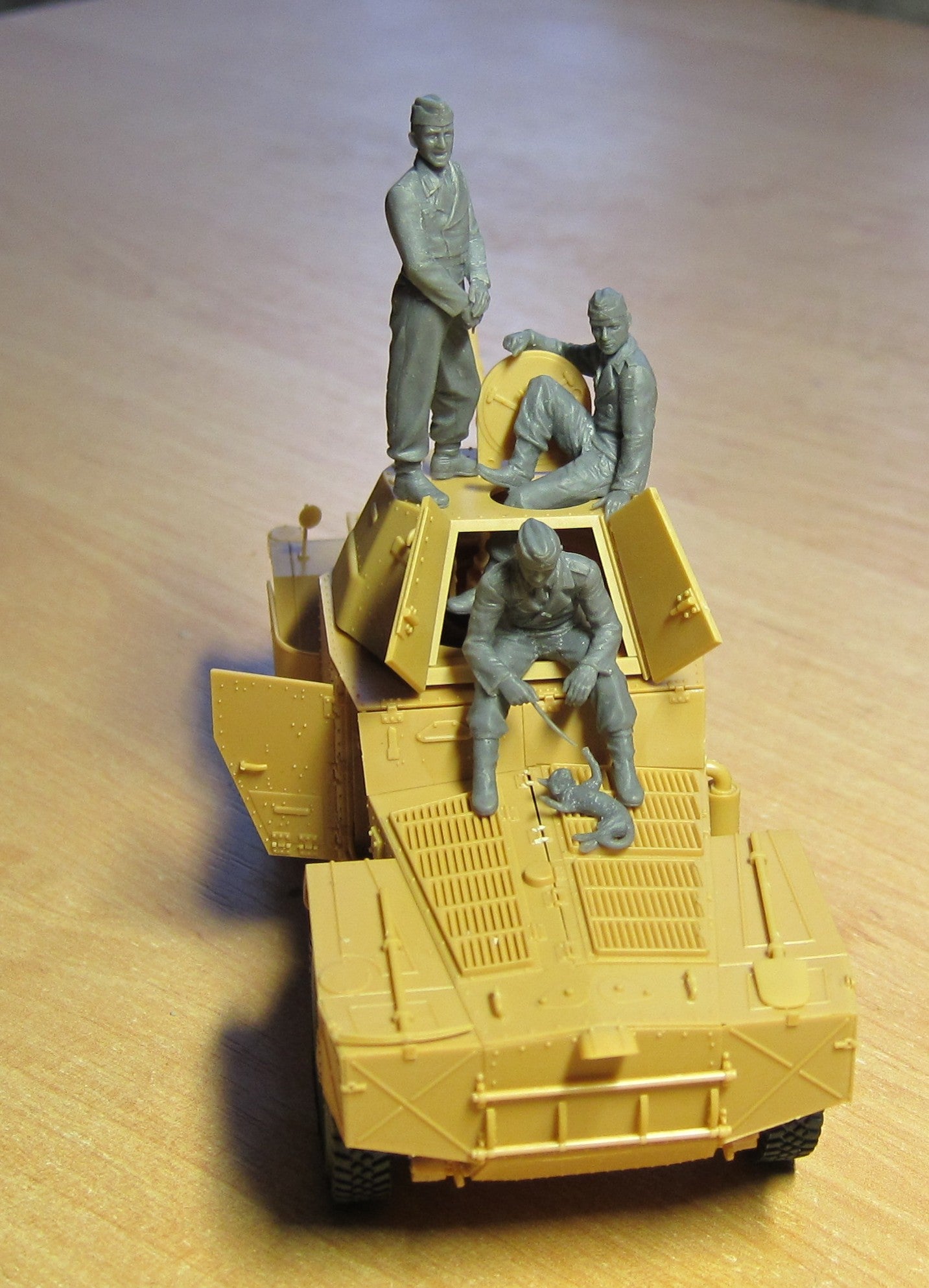ICM 1/35 German Armoured Vehicle Crew (1941-1942) (4 figures and cat) | 4823044403981