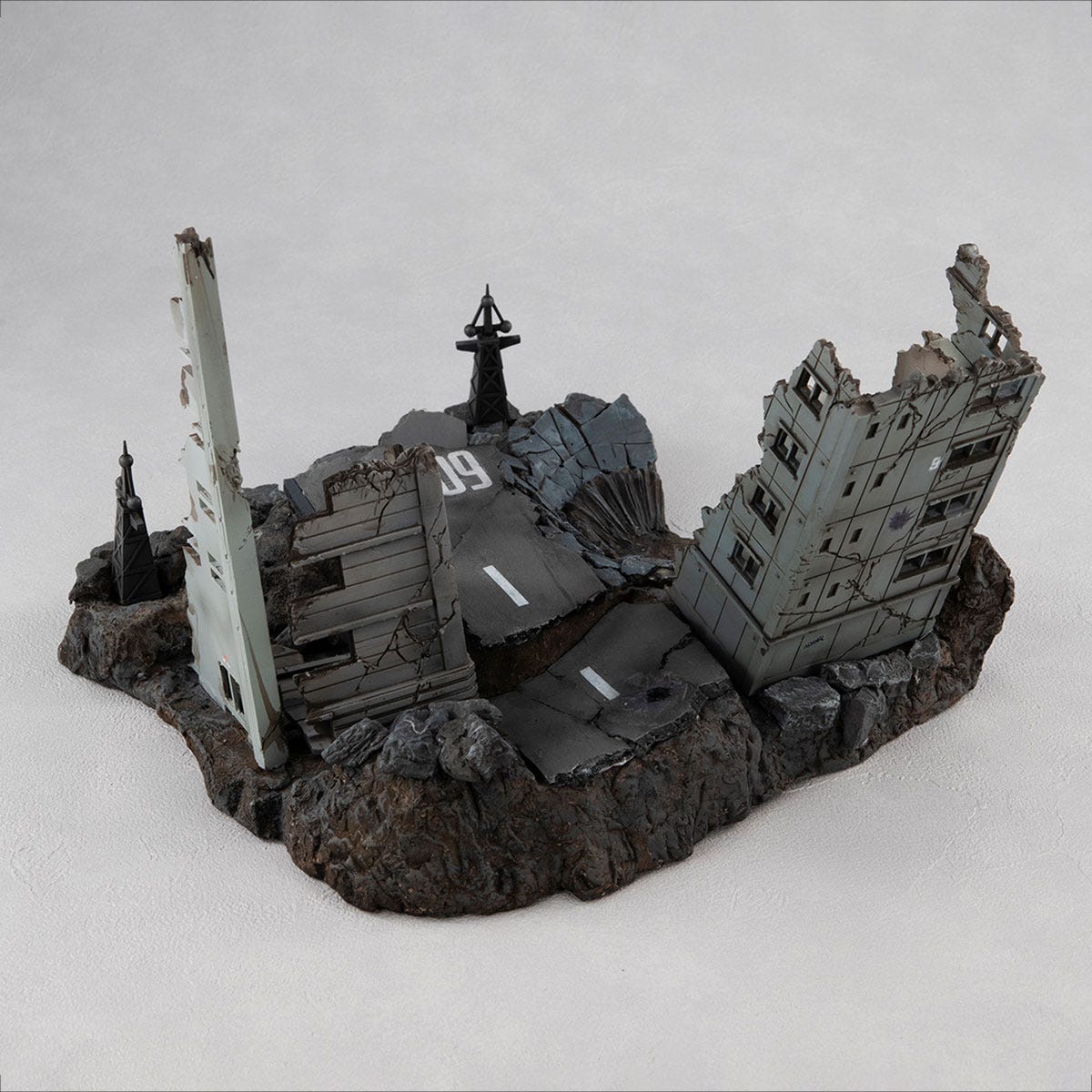 Megahouse Realistic Model Series G Structure Ruins at New yark (For 1/144 HG Models) "Gundam" | 4535123832321
