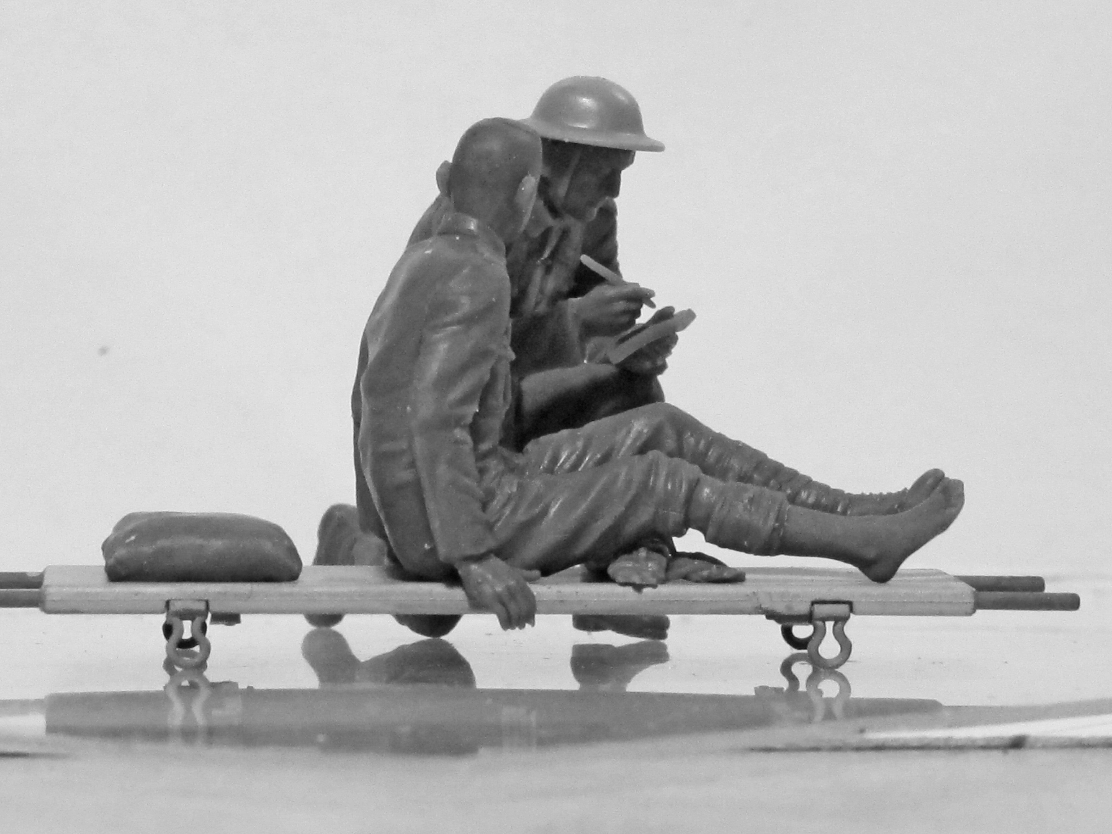 ICM 1/35 Model T 1917 Ambulance with US Medical Personnel | 4823044404506