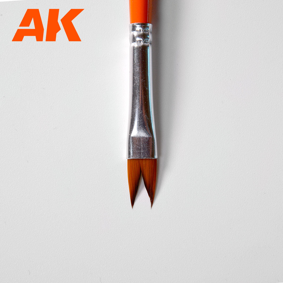 AK Interactive WHALE TAIL/RIBBON Weathering Brush | 8435568334908