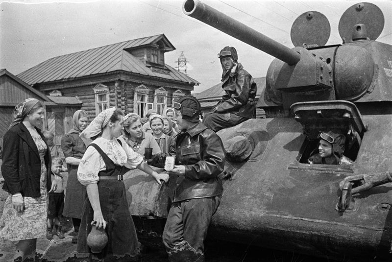 MiniArt 1/35 Soviet Tank Crew (for Flame Tanks & Heavy Tanks of Breakthrough) | 4820183311795