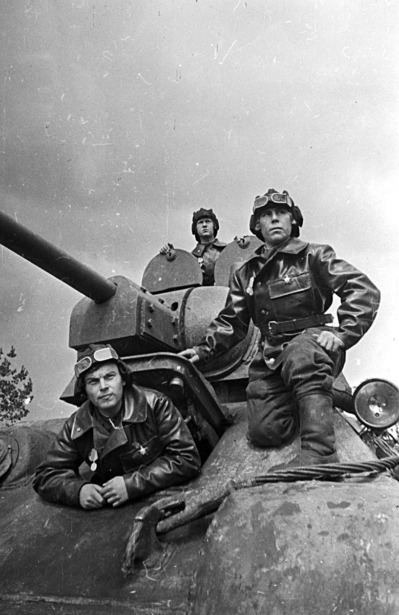 MiniArt 1/35 Soviet Tank Crew (for Flame Tanks & Heavy Tanks of Breakthrough) | 4820183311795