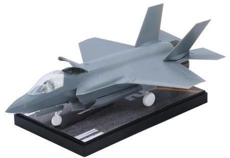 Fujimi F-35B Lightning II (VMFA-121) Special Edition (w/ Painted Pedestal)