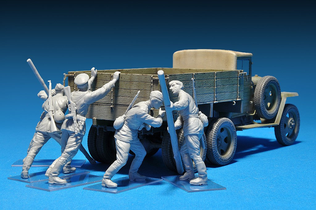 MiniArt Pushing Soviet Soldiers (1/35) | 4820041102480