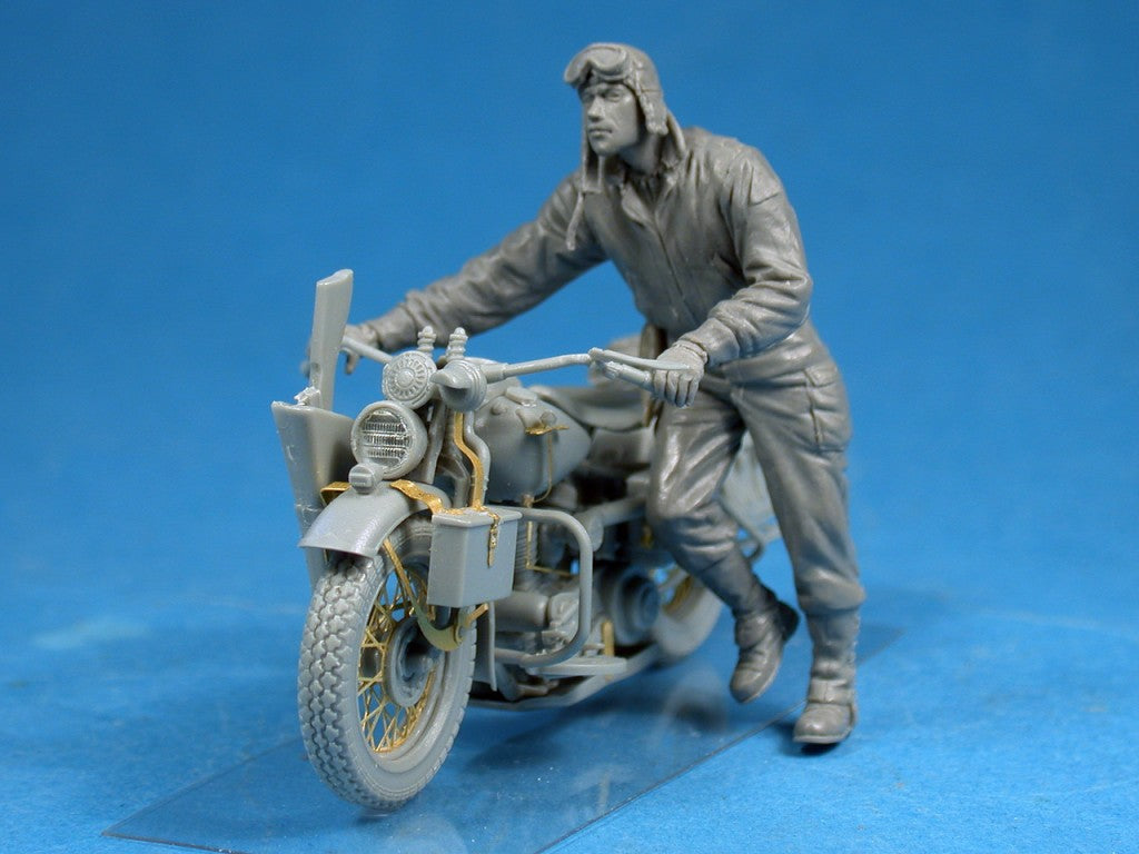 MiniArt U.S.Soldier Pushing Motorcycle (1/35) | 4820183310194