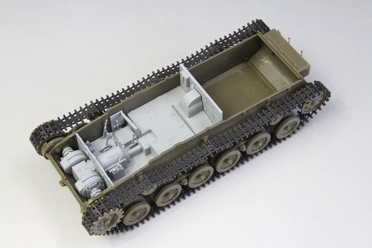 FineMolds 1/35 IJA Type 3 SPG Ho-Ni III Tank Destroyer Interior & Caterpillar Set | 4536318357209