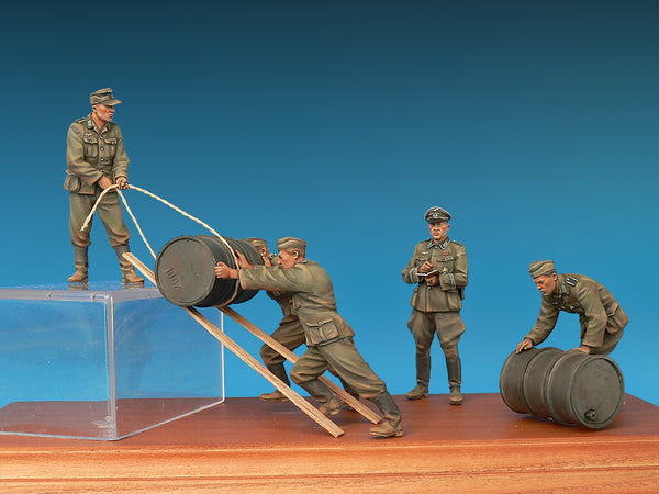 Miniart [35256] 1/35 German Soldiers w/ Fuel Drums. Special Edition