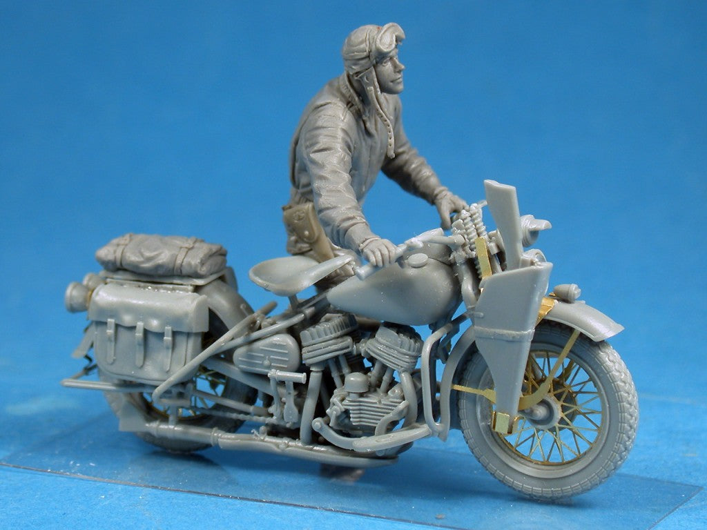 MiniArt U.S.Soldier Pushing Motorcycle (1/35) | 4820183310194