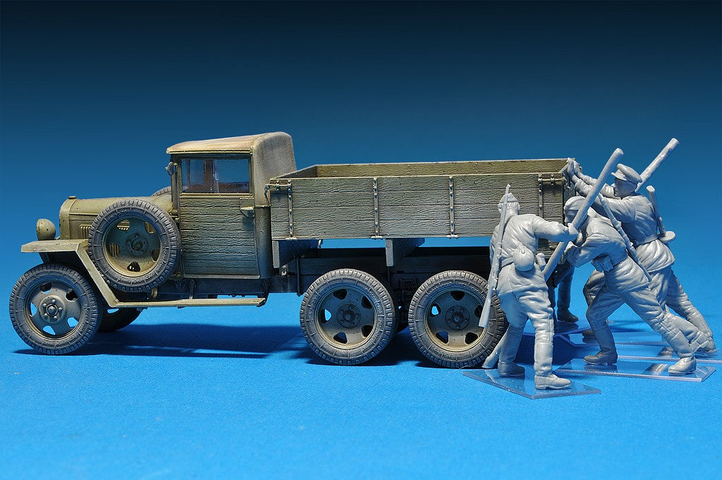 MiniArt Pushing Soviet Soldiers (1/35) | 4820041102480
