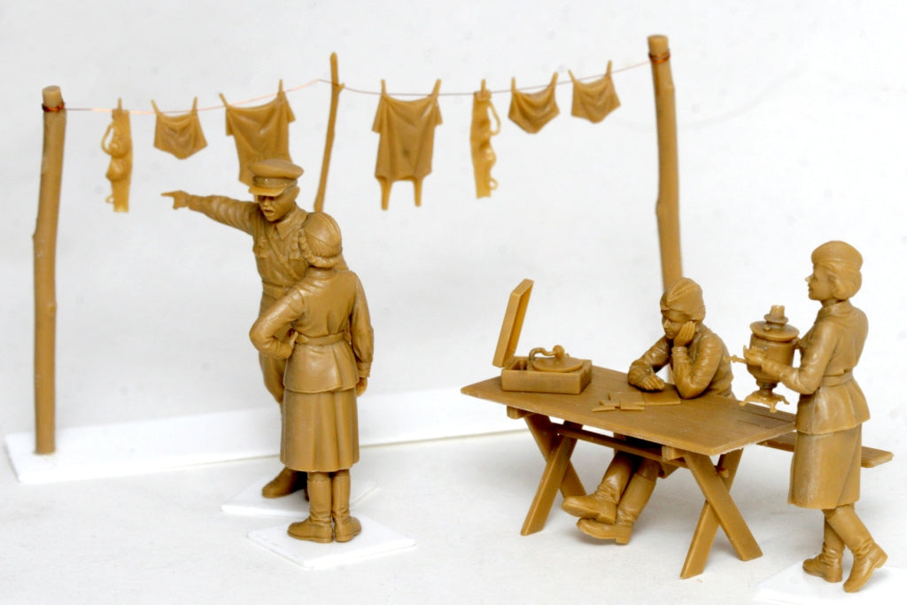ICM 1/35 Soviet Military Servicewomen (1939-1942) (4 figures)