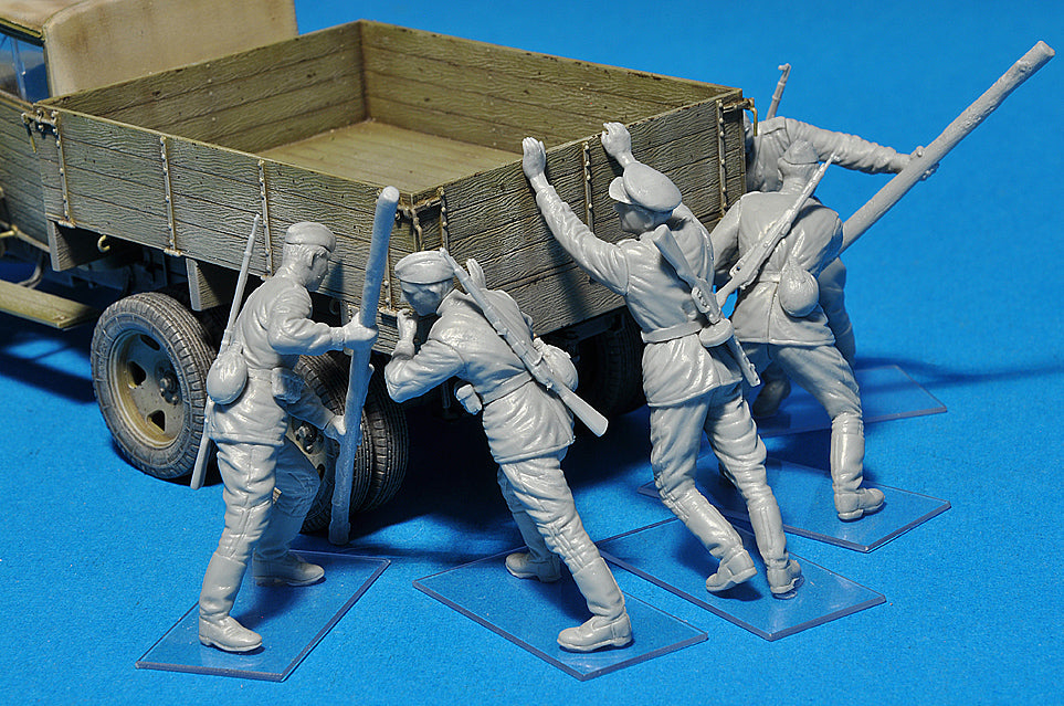 MiniArt Pushing Soviet Soldiers (1/35) | 4820041102480