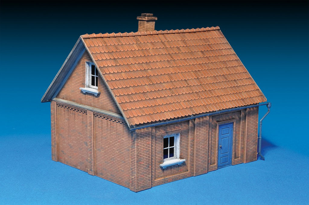 Miniart [72024] 1/72 Village House | 4820041102558