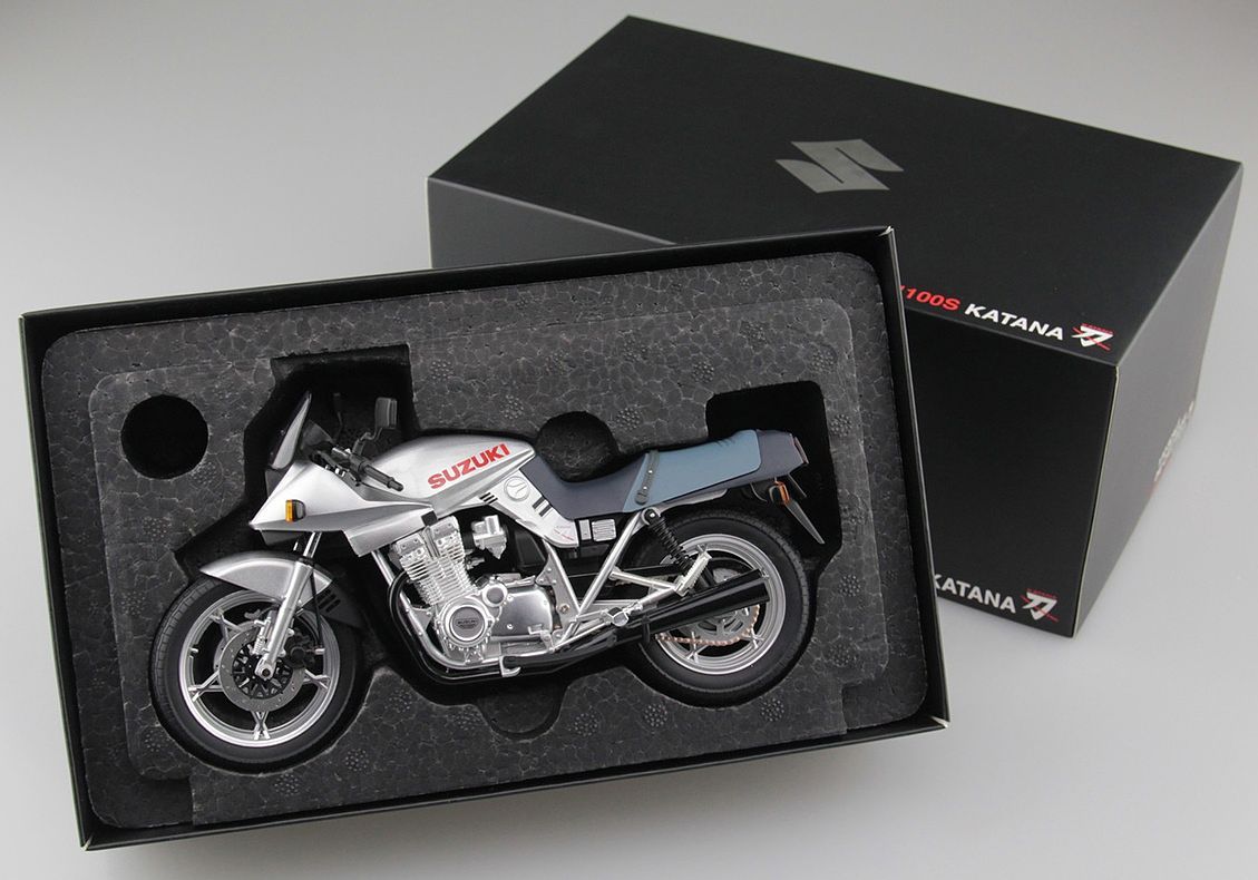 Aoshima 1/12 Suzuki GSX1100S Katana Diecast Motorcycle