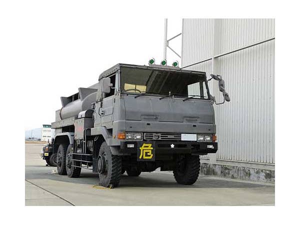 Aoshima 1/72 Japan Ground Self Defense Force 3 1/2t Fuel Tank Vehicle for Aviation | 4905083007945