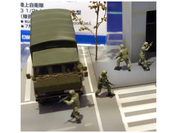 Aoshima 1/72 JGSDF 3 1/2T Truck With Additional Armor (W/4 Figures) | 4905083012086