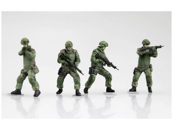 Aoshima 1/72 JGSDF 3 1/2T Truck With Additional Armor (W/4 Figures) | 4905083012086