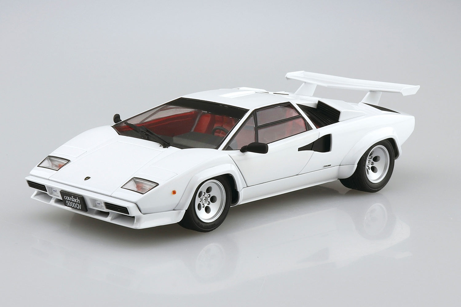 Aoshima 1/24 '85 Lamborghini Countach 5000QV