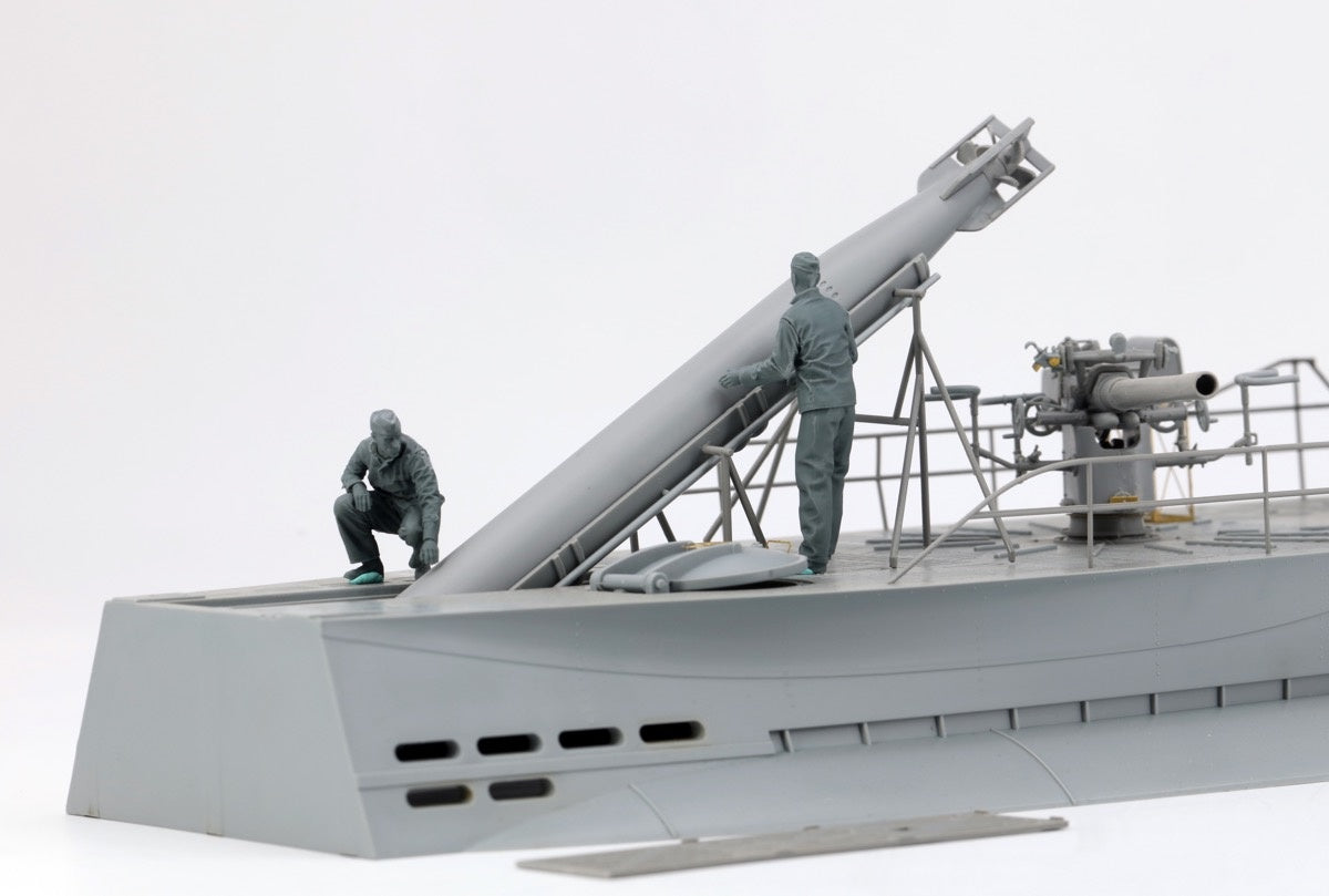 Border Model 1/35 German Submariners & Commanders Loading