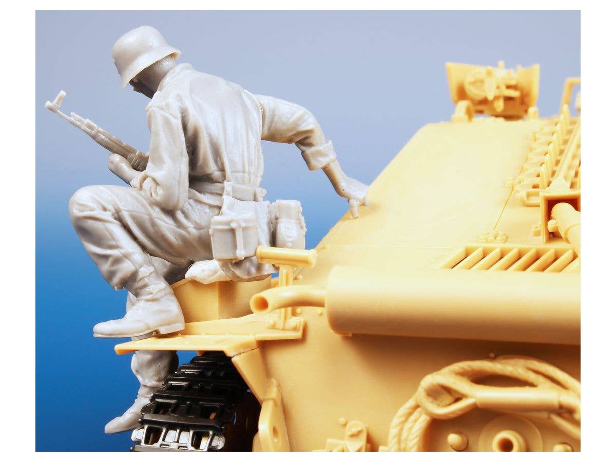 CMK 1/35 German Infantryman Carried on Hetzer 1944/45 | 8595593128504