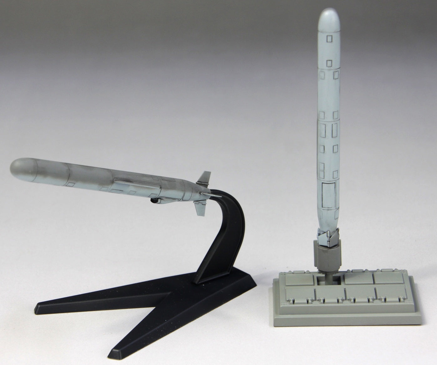 FineMolds 1/72 Tomahawk RGM-109 Cruise Missile, 2 Missiles with Bases | 4536318720294