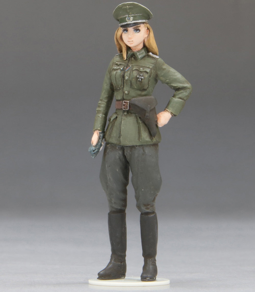 FineMolds 1/35 Historic Costume Girl Type 82 Kubelwagen with Figure 'Laura' | 4536318880059
