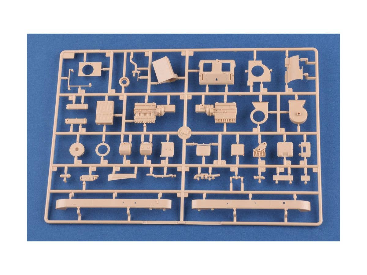 Hobby Boss 1/35 French R39 Light Infantry Tank | 6939319238931