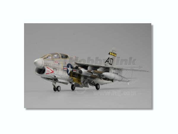 Hobby Boss 1/72 TA-7C Corsair II | 6939319272096