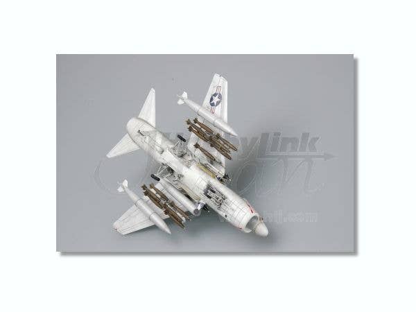 Hobby Boss 1/72 TA-7C Corsair II | 6939319272096