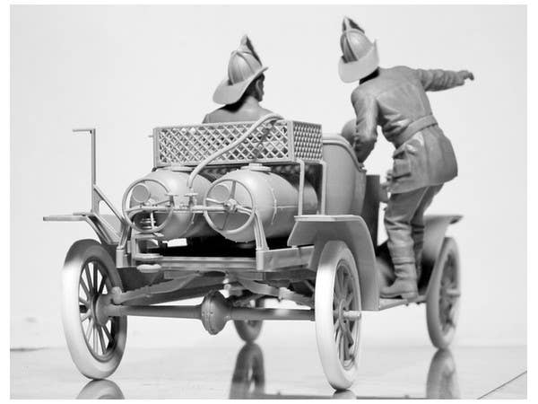 ICM 1/24 American Fire Truck Crew (1910s) (2 figures) | 4823044405268