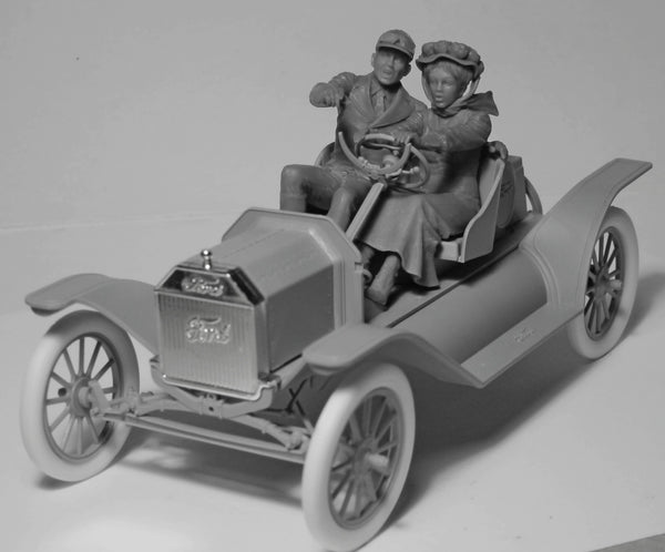 ICM 1/24 American Sport Car Drivers  (1910s) (1 male, 1 female figures)  (100% new molds)