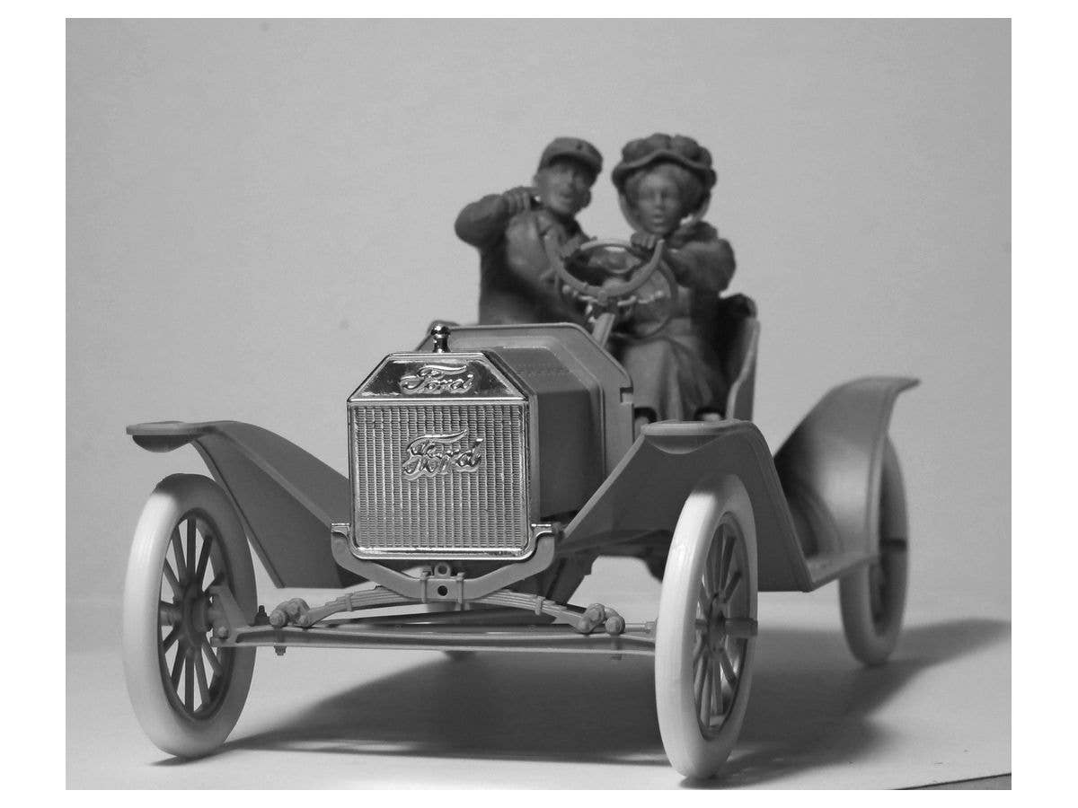 ICM 1/24 American Sport Car Drivers  (1910s) (1 male, 1 female figures)  (100% new molds) | 4823044405626