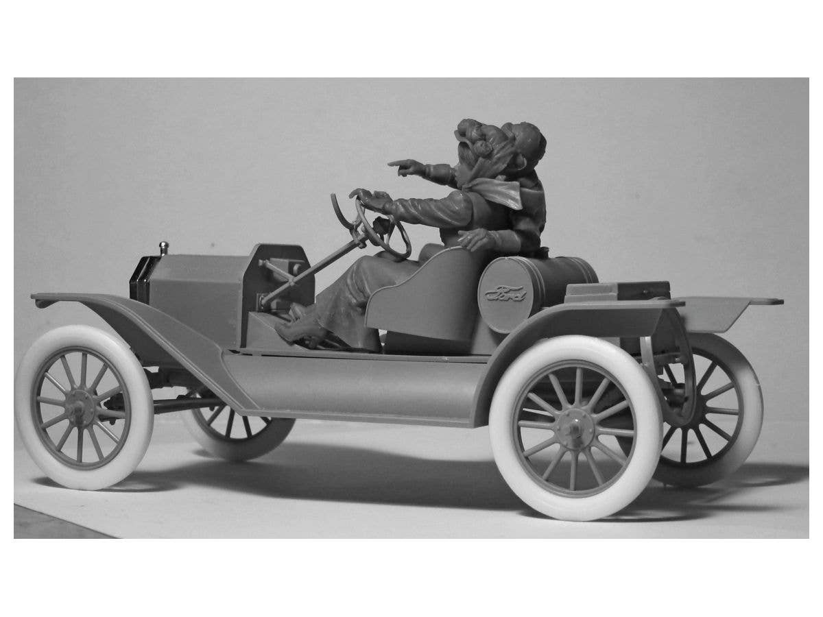 ICM 1/24 American Sport Car Drivers  (1910s) (1 male, 1 female figures)  (100% new molds) | 4823044405626
