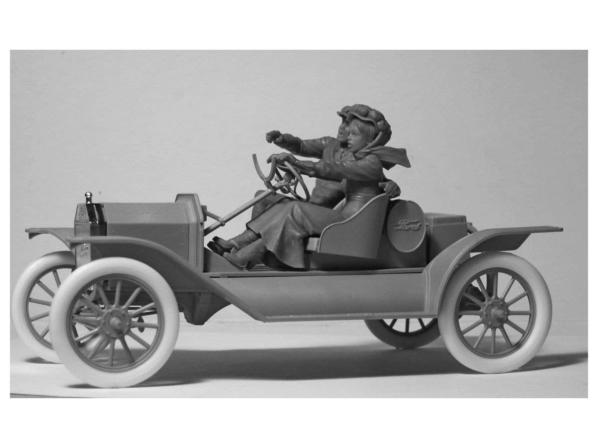ICM 1/24 American Sport Car Drivers  (1910s) (1 male, 1 female figures)  (100% new molds) | 4823044405626