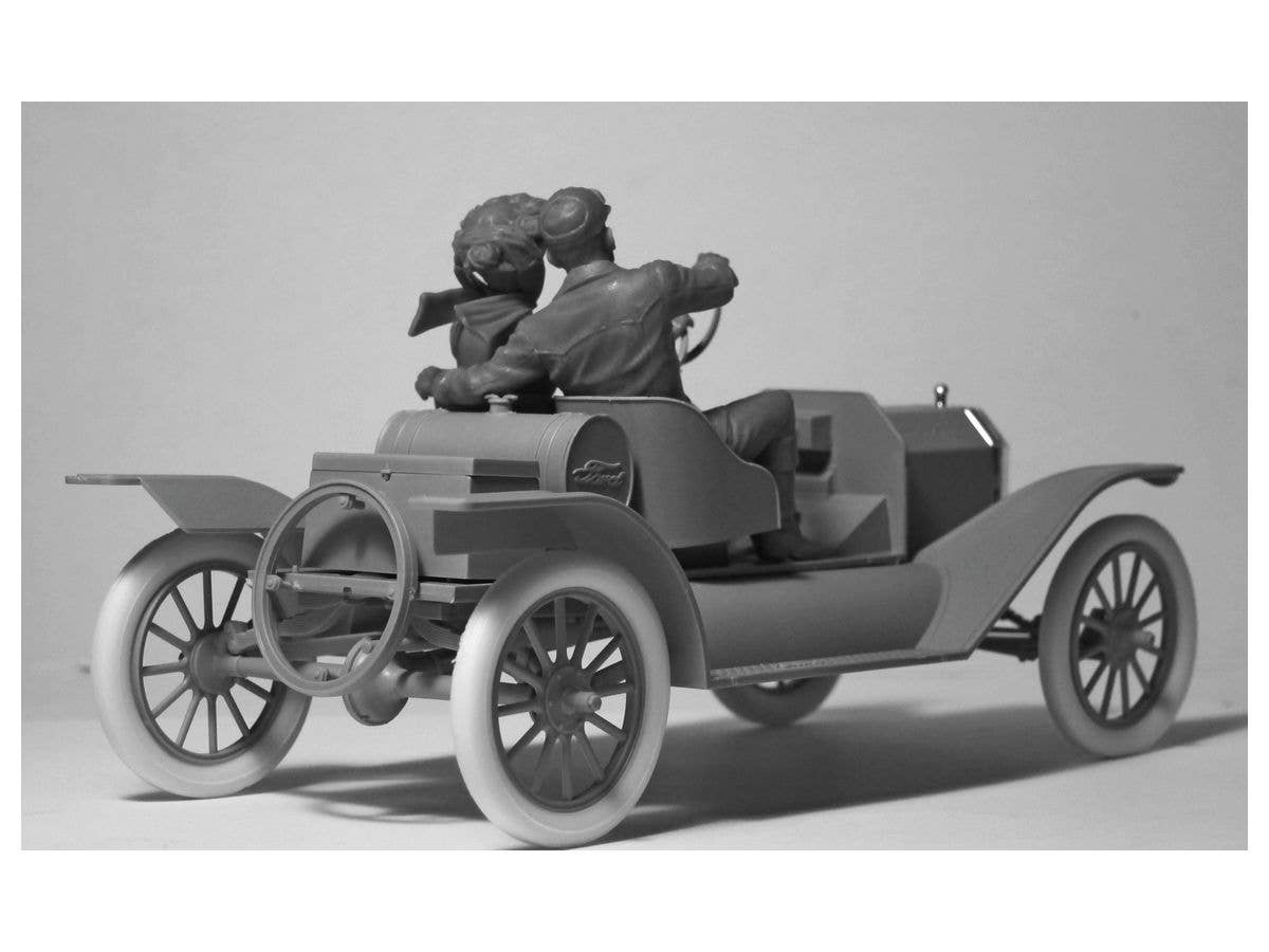 ICM 1/24 American Sport Car Drivers  (1910s) (1 male, 1 female figures)  (100% new molds) | 4823044405626