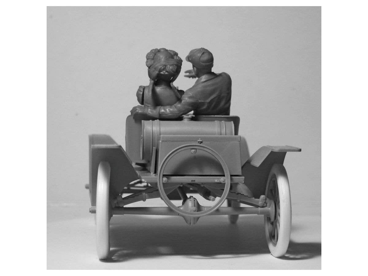 ICM 1/24 American Sport Car Drivers  (1910s) (1 male, 1 female figures)  (100% new molds) | 4823044405626
