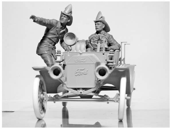 ICM 1/24 Model T 1914 Fire Truck with Crew | 4823044405275