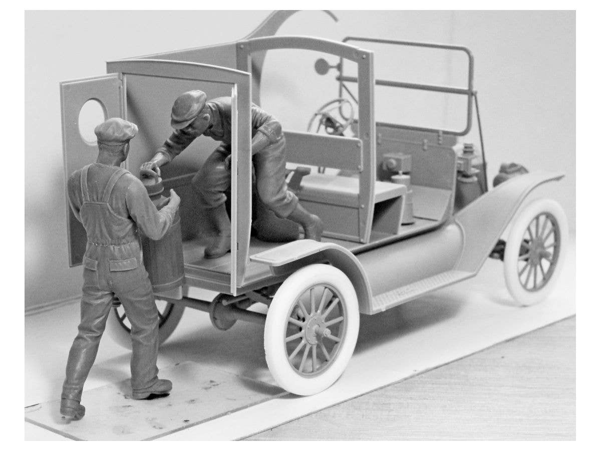 ICM 1/24 Gasoline Delivery, Model T 1912 Delivery Car with American Gasoline Loaders | 4823044406043