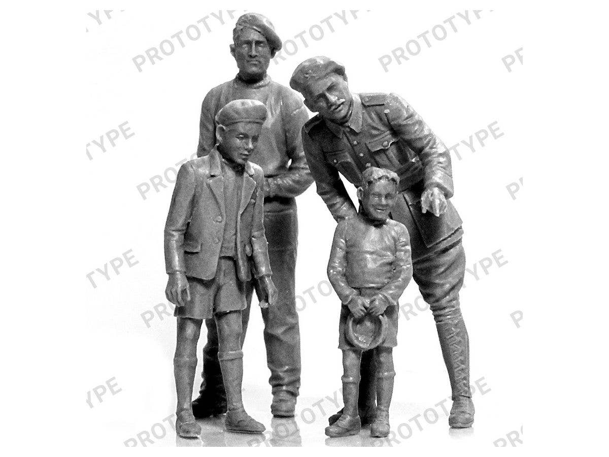 ICM 1/35 FCM 36 with French Tank Crew | 4823044407996