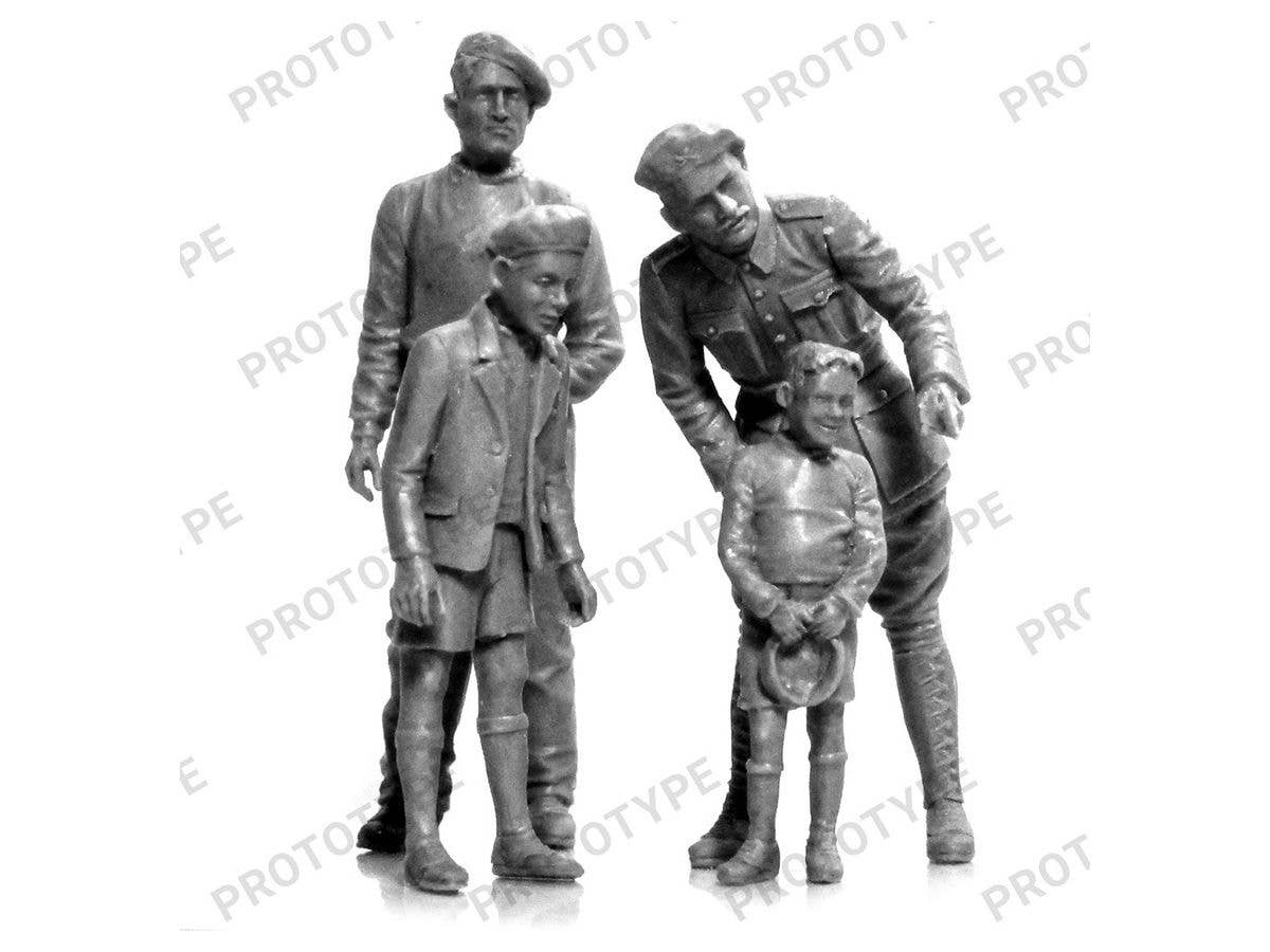 ICM 1/35 FCM 36 with French Tank Crew | 4823044407996