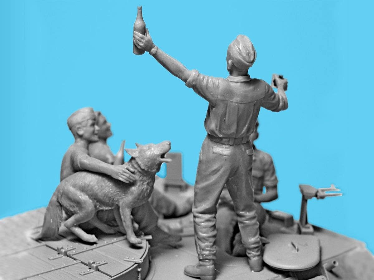ICM 1/35 '"Prost", Between Battles on Bergepanther (WWII German Tankmen with Bergepanther), Vehicle | 4823044409693
